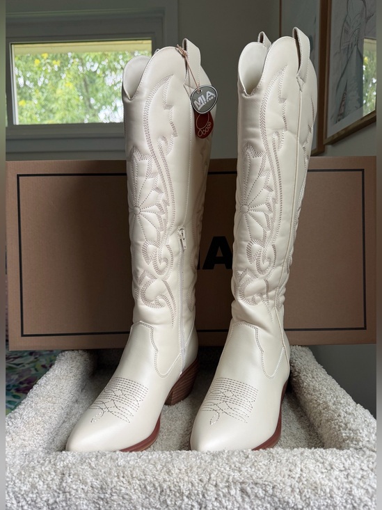 MIA Shoes - NEW IN BOX MIA Kolt Embroidered Western Cowboy Boots